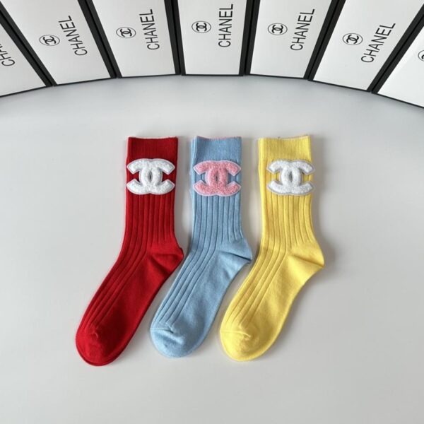 réplica,joyas,joyería,1:1,replica,fake,lujo,barato Nuevos calcetines clásicos de media caña con adornos de Chanel, modelo Dopamine, tres pares por caja (YDMAU)