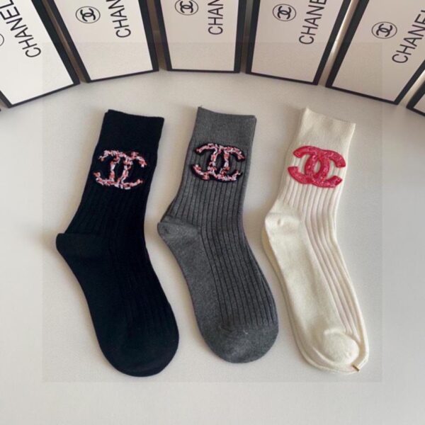 réplica,joyas,joyería,1:1,replica,fake,lujo,barato Nuevas medias clásicas de media caña con adornos de Chanel, tres pares por caja (NCYKY)