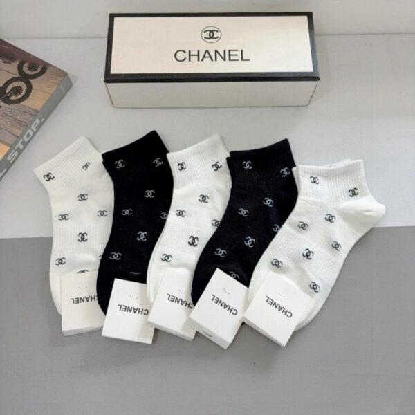 réplica,joyas,joyería,1:1,replica,fake,lujo,barato (5 pares por caja) Los nuevos calcetines de alta gama de Chanel, calcetines de media caña con letras, del mismo estilo que los de las boutiques (BX6Y4)