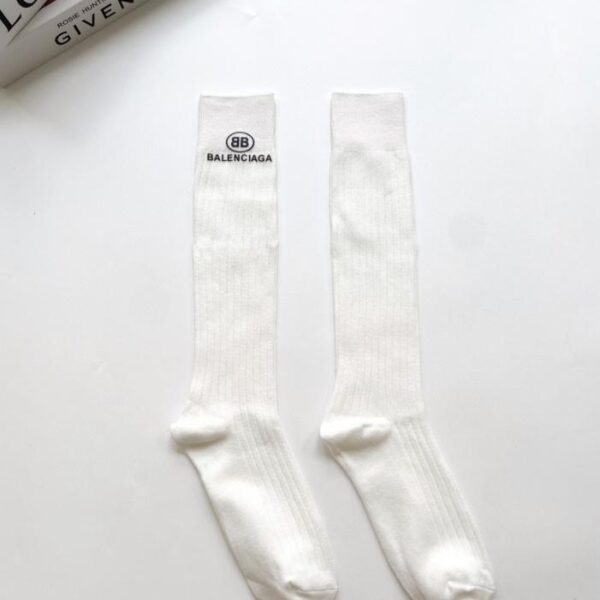 réplica,joyas,joyería,1:1,replica,fake,lujo,barato 【Un par por caja】Calcetines altos hasta la rodilla de algodón con el logo clásico de MIUMIU (2TFJ7)