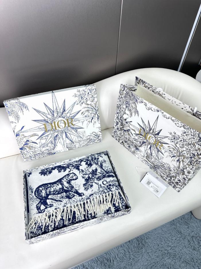 réplica,joyas,joyería,1:1,replica,fake,lujo,barato réplica,joyas,joyería,1:1,replica,fake,lujo,barato Nuevo pañuelo con estampado Sauvage Toile de Jouy de Dior (RCZO3)