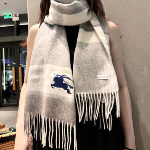 réplica,joyas,joyería,1:1,replica,fake,lujo,barato La última camiseta con estampado de ondas de agua y la bufanda de cachemir premium (HN0WI) de Burberry, disponibles en la boutique.