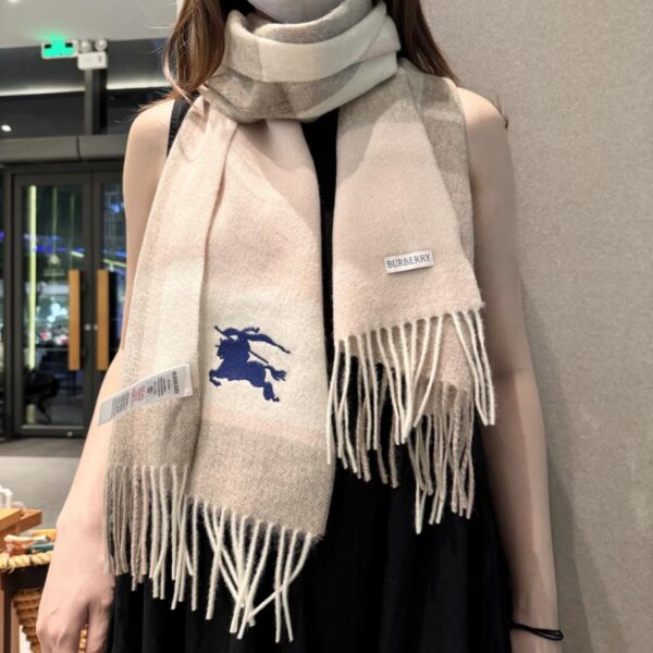 réplica,joyas,joyería,1:1,replica,fake,lujo,barato La última camiseta con estampado de ondas de agua de la boutique Burberry y una bufanda de cachemir de alta calidad (QW5M8)