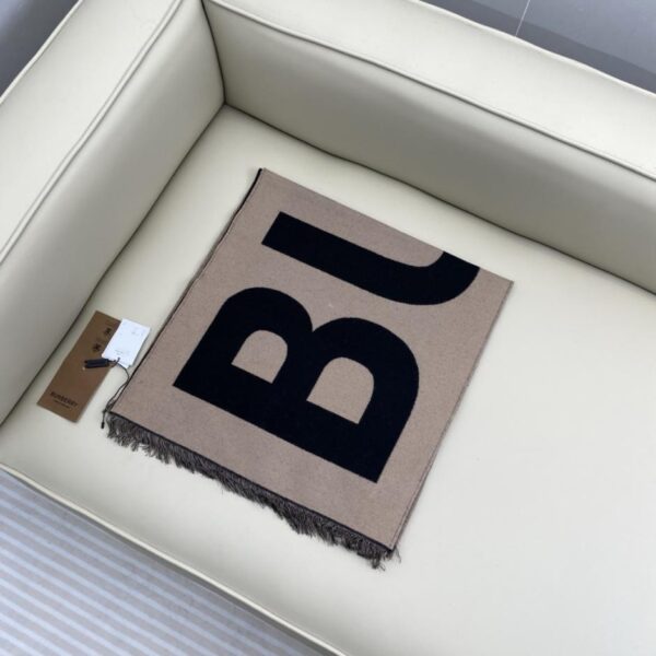 réplica,joyas,joyería,1:1,replica,fake,lujo,barato El último estilo boutique de Burberry, que presenta un tejido de doble capa teñido en hilo de primera calidad y 100% cachemir de seda premium (FY8EF).