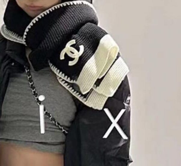 réplica,joyas,joyería,1:1,replica,fake,lujo,barato La última novedad de las boutiques de Chanel: una bufanda larga de punto con ribete de encaje (TAR0Q)