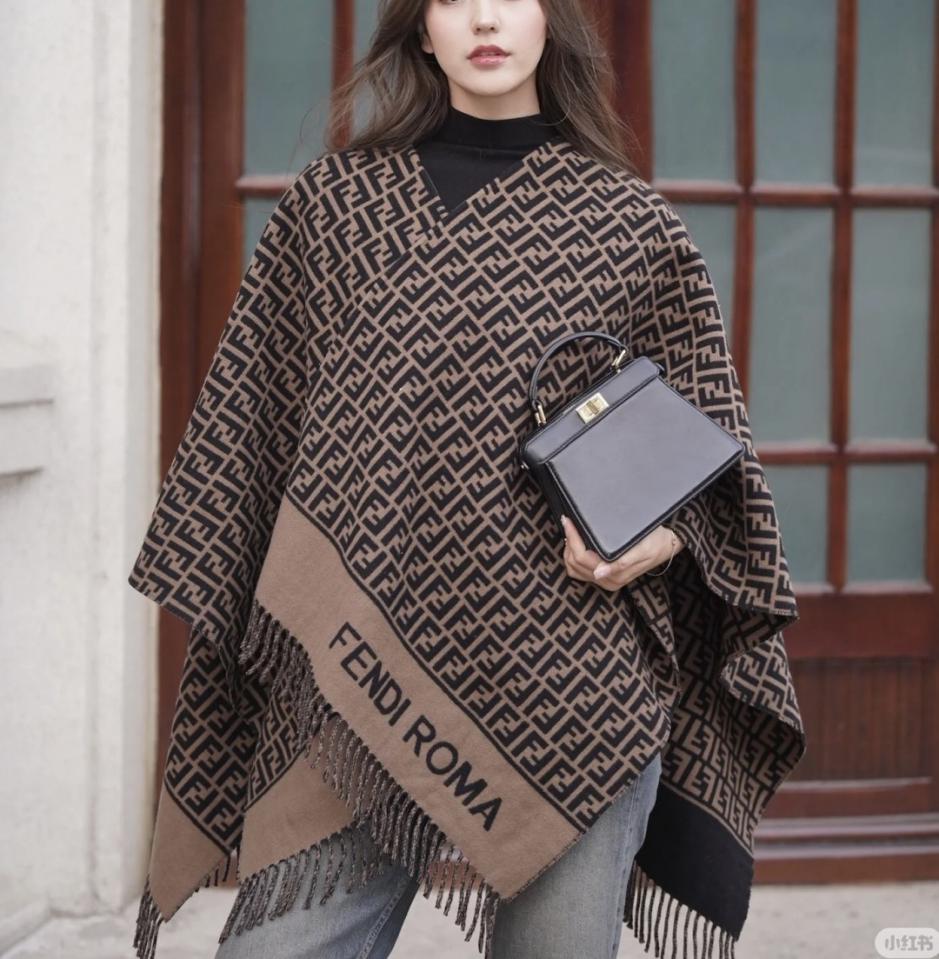 réplica,joyas,joyería,1:1,replica,fake,lujo,barato réplica,joyas,joyería,1:1,replica,fake,lujo,barato Capa de lana con el clásico elemento de la letra FF de Fendi (Q1JUI)