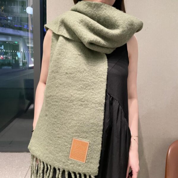 réplica,joyas,joyería,1:1,replica,fake,lujo,barato El nuevo pañuelo de mohair de Loewe (IXOAR)