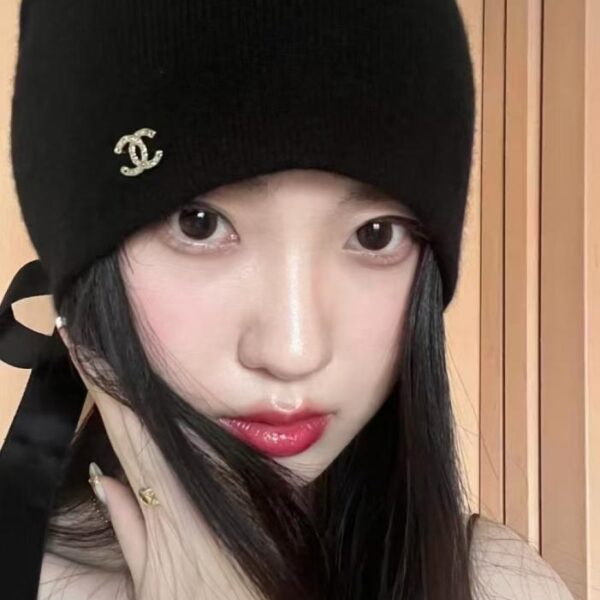 réplica,joyas,joyería,1:1,replica,fake,lujo,barato Gorro de punto con logo doble C de CHANEL en forma de corazón con pedrería – Un estilo popular (5DWZ5)
