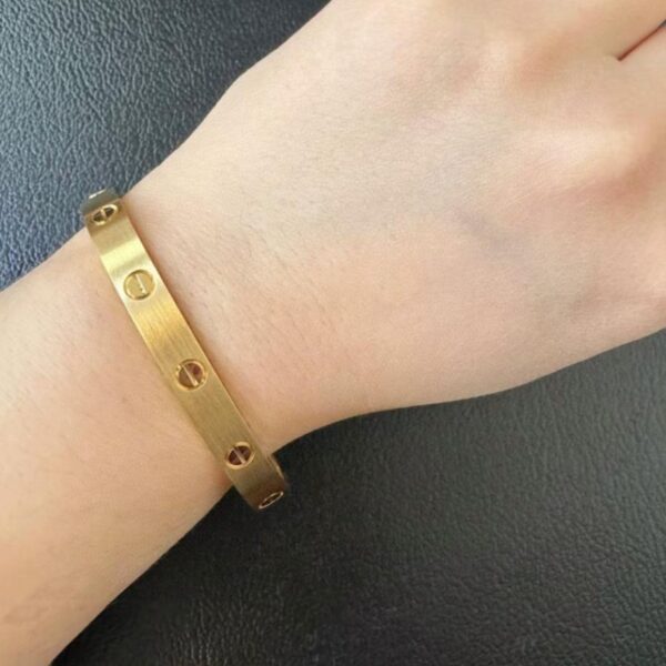 réplica,joyas,joyería,1:1,replica,fake,lujo,barato Boutique / Nueva pulsera ancha Cartier cepillada con cuatro diamantes y diseño “LOVE”, talla 16-19, realizada en oro metalizado (U0654).