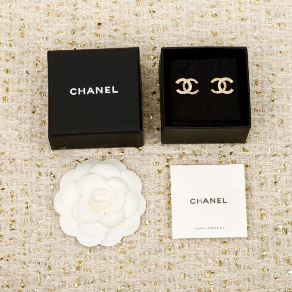 réplica,joyas,joyería,1:1,replica,fake,lujo,barato Boutique / Pendientes Chanel de medio diamante y doble C (UG9G1)