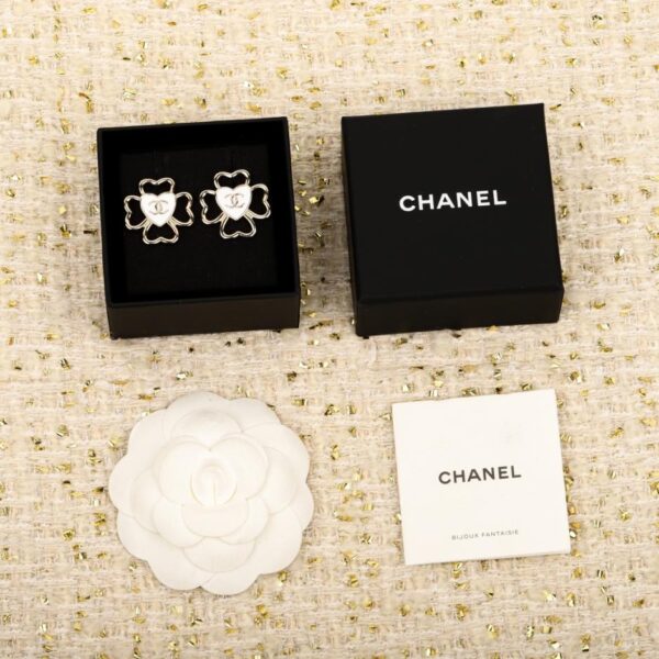 réplica,joyas,joyería,1:1,replica,fake,lujo,barato Boutique / Pendientes Chanel de esmalte blanco con forma de corazón y trébol de cuatro hojas (JRTJK)