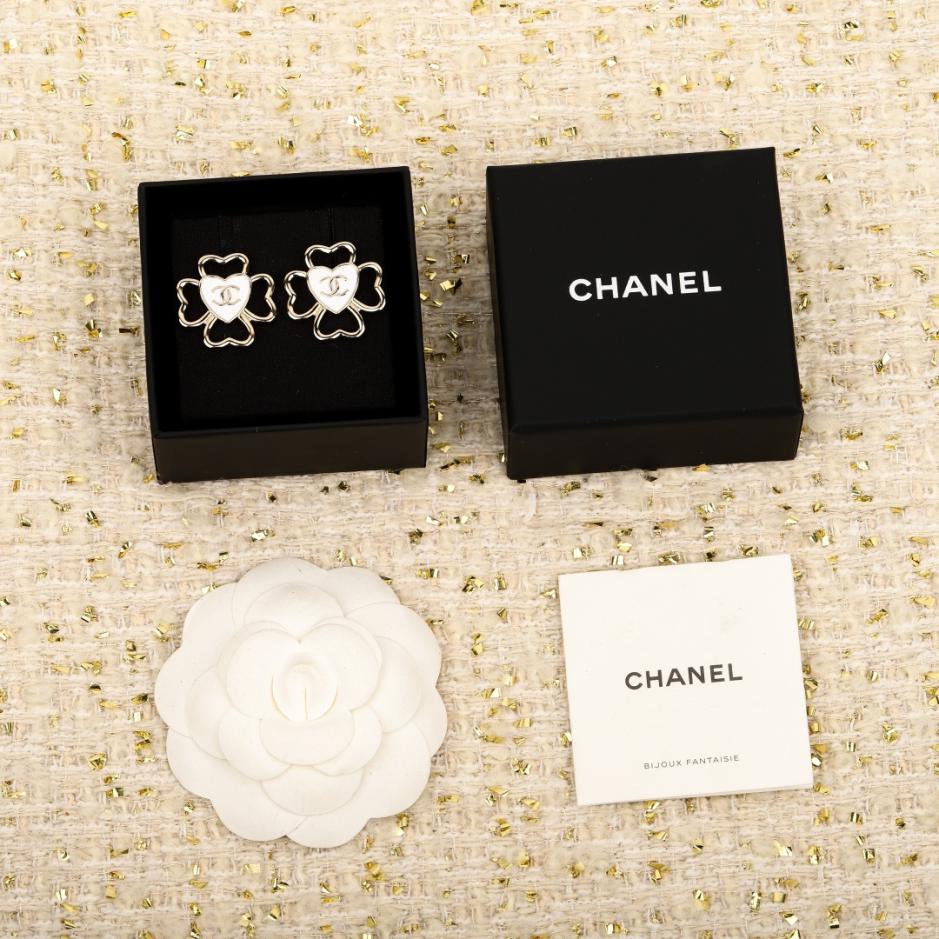 réplica,joyas,joyería,1:1,replica,fake,lujo,barato réplica,joyas,joyería,1:1,replica,fake,lujo,barato Boutique / Pendientes Chanel de esmalte blanco con forma de corazón y trébol de cuatro hojas (JRTJK)