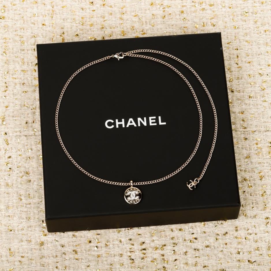 réplica,joyas,joyería,1:1,replica,fake,lujo,barato réplica,joyas,joyería,1:1,replica,fake,lujo,barato Boutique / Collar con letra y moneda de oro de Chanel (IV4KD)