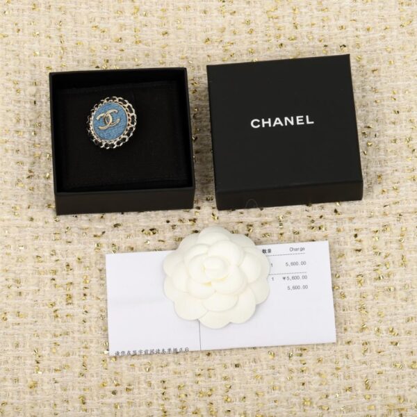 réplica,joyas,joyería,1:1,replica,fake,lujo,barato Boutique / Broche ovalado de cuero y mezclilla de Chanel (8Z9RV)