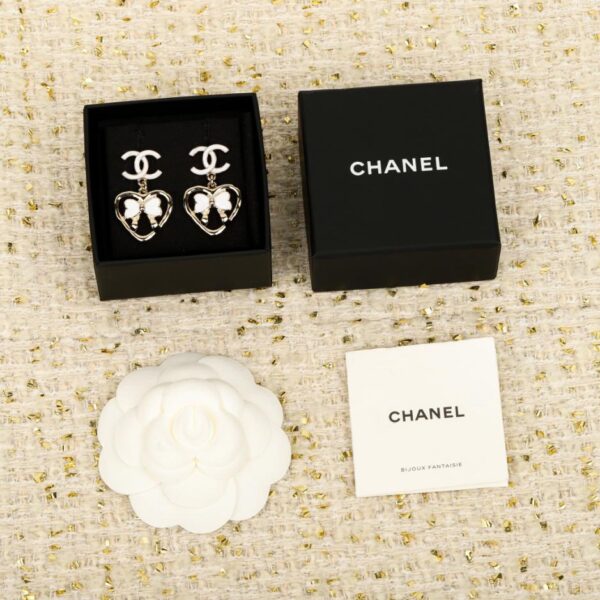réplica,joyas,joyería,1:1,replica,fake,lujo,barato Boutique / Pendientes Chanel con lazo de corazón y esmalte blanco (SRW0C)