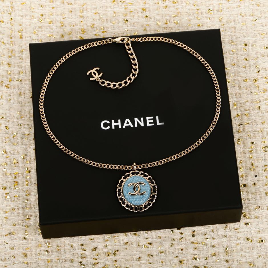 réplica,joyas,joyería,1:1,replica,fake,lujo,barato réplica,joyas,joyería,1:1,replica,fake,lujo,barato Boutique / Collar ovalado de cuero y mezclilla Chanel: 25 (D9M5B)