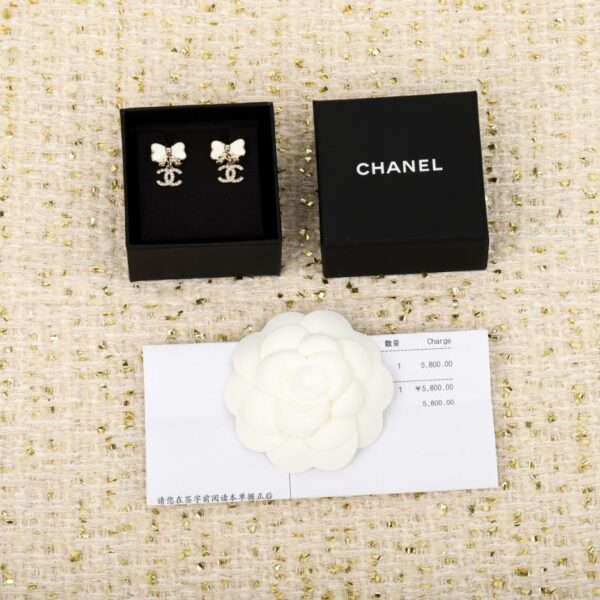 réplica,joyas,joyería,1:1,replica,fake,lujo,barato Boutique / Nuevos pendientes de principios de primavera: pendientes Chanel con concha y doble C (AKHOM)