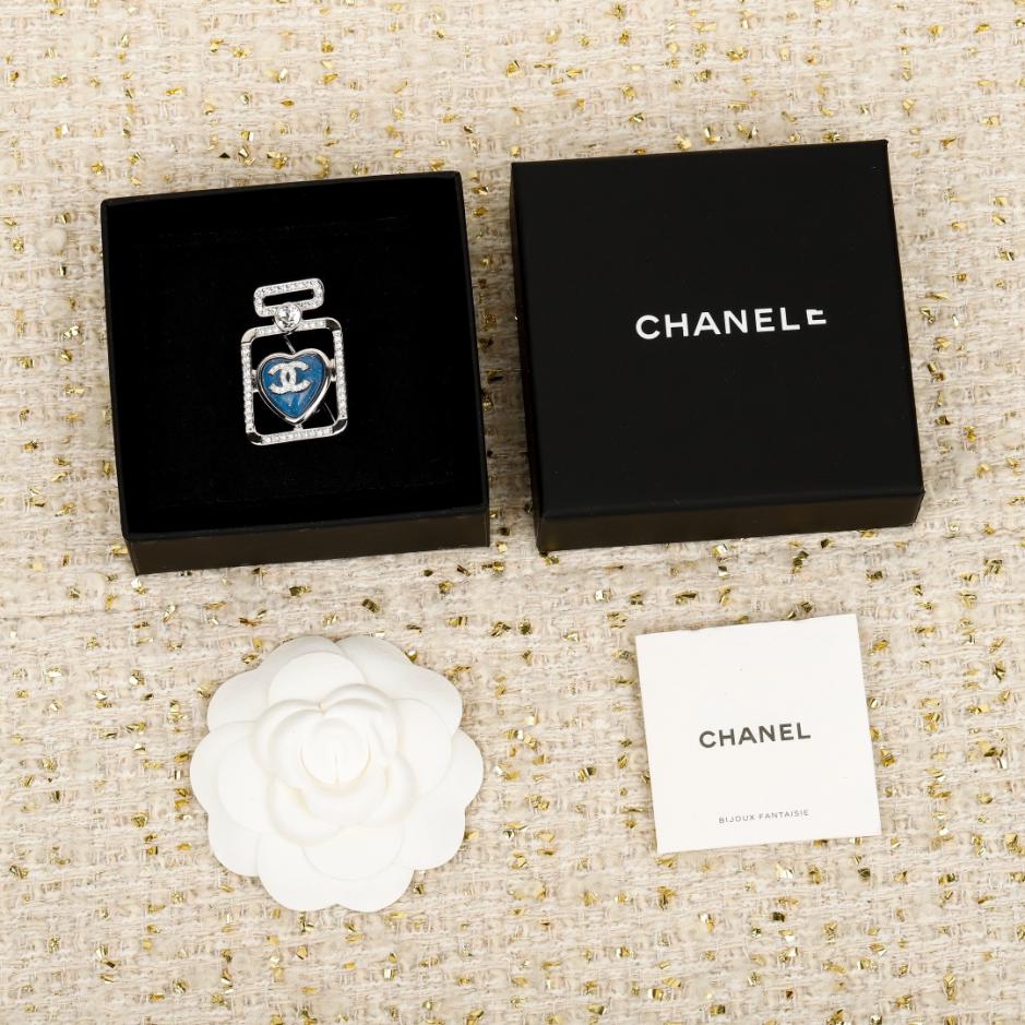 réplica,joyas,joyería,1:1,replica,fake,lujo,barato réplica,joyas,joyería,1:1,replica,fake,lujo,barato Boutique / Broche de perfume Chanel con forma de corazón azul (13YT1)