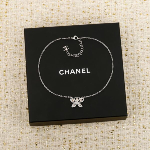 réplica,joyas,joyería,1:1,replica,fake,lujo,barato Boutique / Collar Chanel con mariposa calada y doble C (EIK8I)