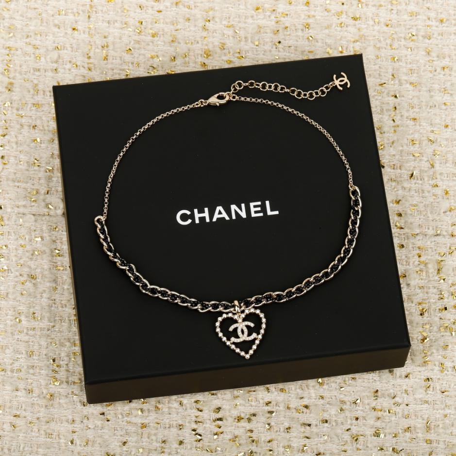 réplica,joyas,joyería,1:1,replica,fake,lujo,barato réplica,joyas,joyería,1:1,replica,fake,lujo,barato Boutique / Collar grande de cristal con forma de corazón calado de Chanel: cadena con cristales negros (8AA7N)