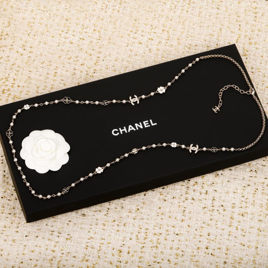 réplica,joyas,joyería,1:1,replica,fake,lujo,barato réplica,joyas,joyería,1:1,replica,fake,lujo,barato Boutique / Collar tipo suéter con perlas de camelia en blanco y negro de Chanel (J0OL1)