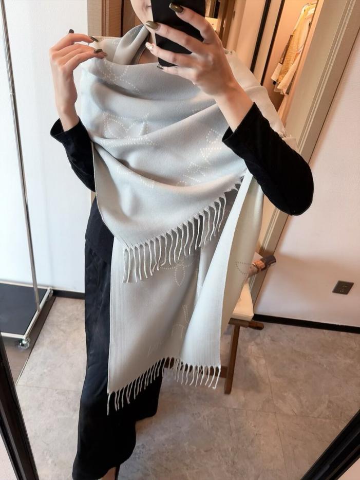 réplica,joyas,joyería,1:1,replica,fake,lujo,barato réplica,joyas,joyería,1:1,replica,fake,lujo,barato Bufanda de cachemira suave LV 2.0 con monograma floral y letras LV (sin flecos (DB7FD))