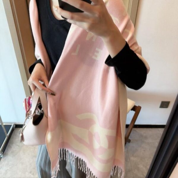 réplica,joyas,joyería,1:1,replica,fake,lujo,barato Nueva bufanda de camelia lanzada en boutique de Chanel (U4XW1): bufanda de seda de sarga con estampado de camelia clásico.