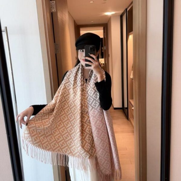 réplica,joyas,joyería,1:1,replica,fake,lujo,barato La nueva bufanda larga de cachemira de Fendi (3CZYG)