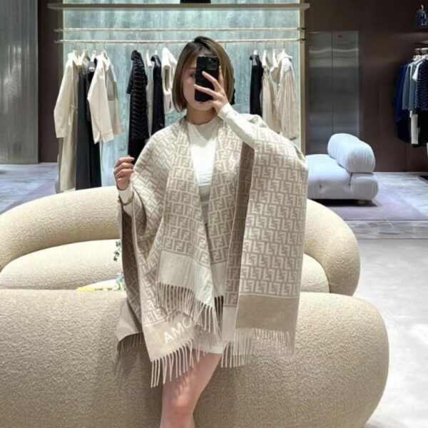 réplica,joyas,joyería,1:1,replica,fake,lujo,barato La última capa clásica de lana con estampado de letras FF de FENDI (KW13S)