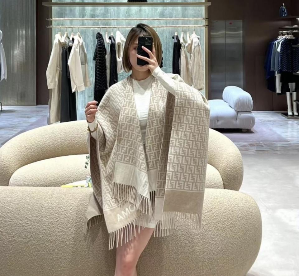 réplica,joyas,joyería,1:1,replica,fake,lujo,barato réplica,joyas,joyería,1:1,replica,fake,lujo,barato La última capa clásica de lana con estampado de letras FF de FENDI (KW13S)