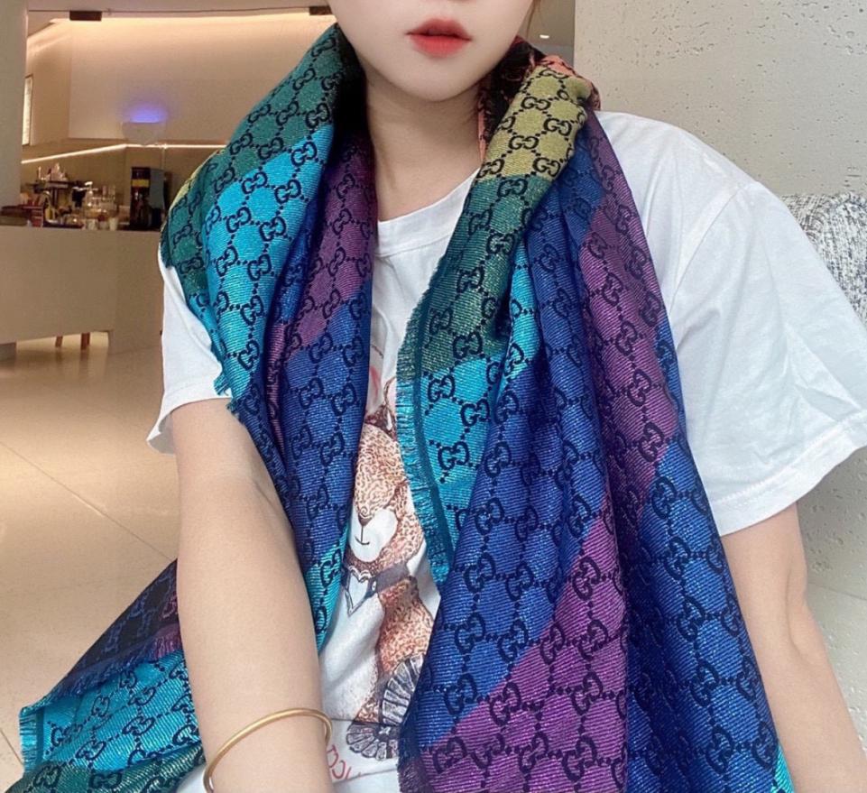 réplica,joyas,joyería,1:1,replica,fake,lujo,barato réplica,joyas,joyería,1:1,replica,fake,lujo,barato Bufanda Gucci de jacquard con estampado de arcoíris metálico (LV4LS)