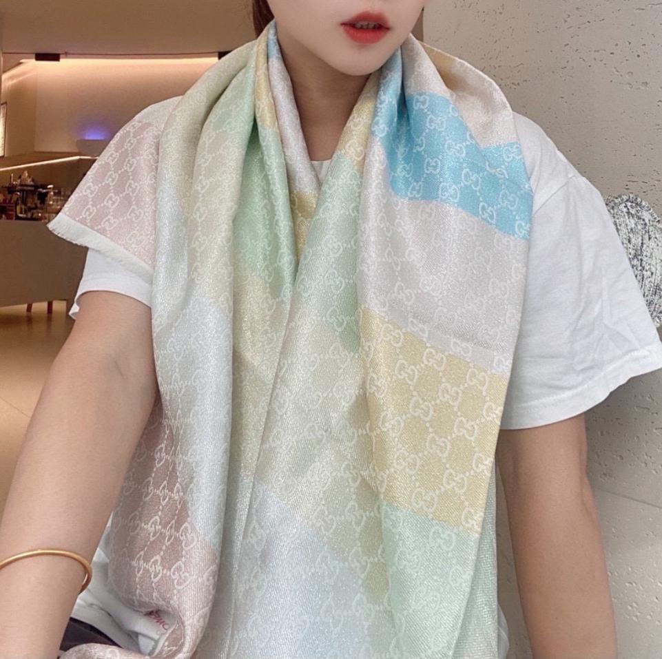 réplica,joyas,joyería,1:1,replica,fake,lujo,barato réplica,joyas,joyería,1:1,replica,fake,lujo,barato Bufanda Gucci de jacquard con estampado de arcoíris metalizado (M9GVV)