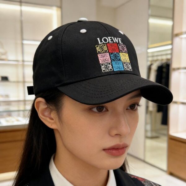 réplica,joyas,joyería,1:1,replica,fake,lujo,barato Gorra de béisbol LOEWE con bordado colorido de nueve cuadrados, color negro clásico con logotipo de anagrama color macaron (68AAQ8)