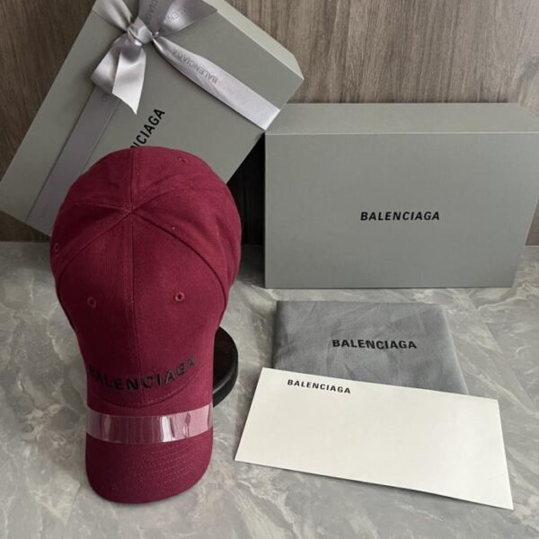 réplica,joyas,joyería,1:1,replica,fake,lujo,barato Gorra de béisbol Balenciaga (UF27F2) – Importada de revendedores. Presenta el logotipo de Balenciaga bordado en la parte delantera.