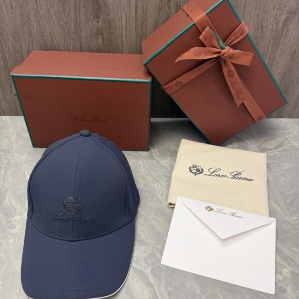 réplica,joyas,joyería,1:1,replica,fake,lujo,barato La gorra de béisbol Loro Piana Storm System luce el emblema de la marca en forma de escudo y el logotipo Loro Piana (BBURR4) escrito a mano en la parte delantera.