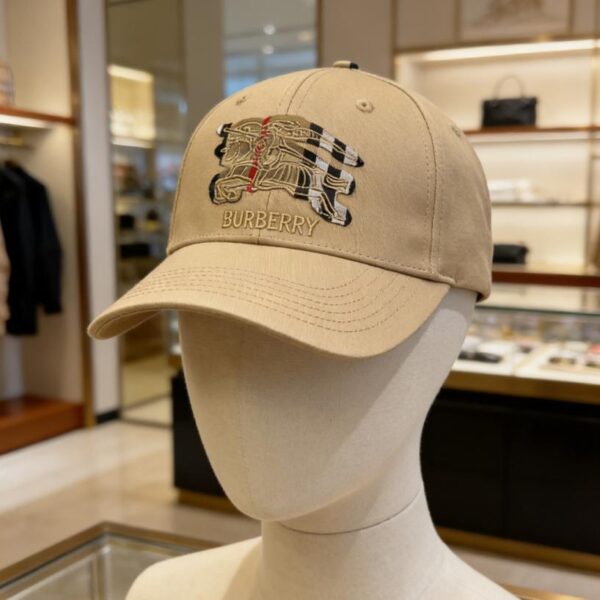 réplica,joyas,joyería,1:1,replica,fake,lujo,barato Gorra de béisbol Burberry color caqui con bordado ecuestre: Base clásica color caqui con el icónico bordado ecuestre a cuadros (8NYUA7)