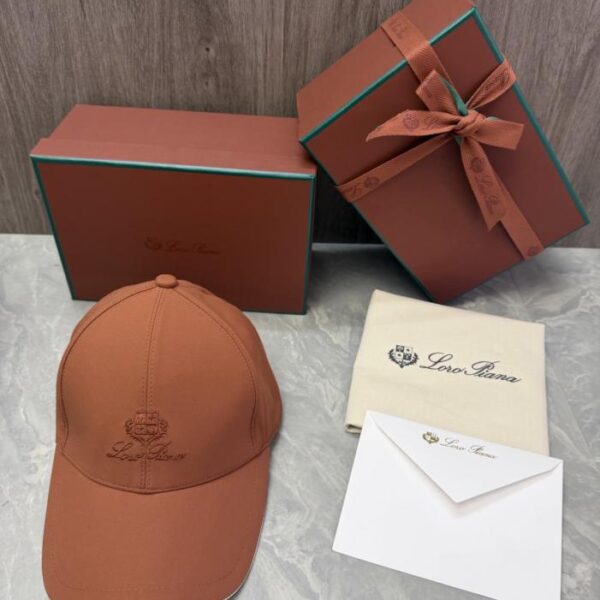 réplica,joyas,joyería,1:1,replica,fake,lujo,barato La gorra de béisbol Loro Piana Storm System luce el logotipo del escudo de la marca bordado en la parte delantera, junto con las letras manuscritas Loro Piana (YRWDF2).