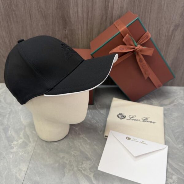 réplica,joyas,joyería,1:1,replica,fake,lujo,barato La gorra de béisbol Loro Piana Storm System luce el logotipo del escudo de la marca bordado en la parte delantera, junto con la inscripción manuscrita Loro Piana (UUDQY3).