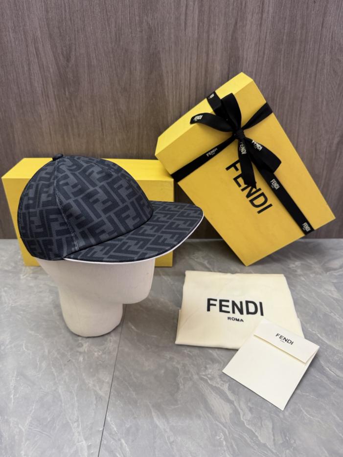 réplica,joyas,joyería,1:1,replica,fake,lujo,barato réplica,joyas,joyería,1:1,replica,fake,lujo,barato Gorra de béisbol Fendi original hecha a medida con visera plana, un estilo clásico que es un éxito de ventas en las tiendas durante todo el año (8LC1O9).