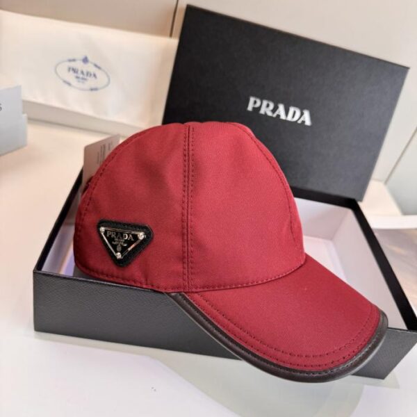réplica,joyas,joyería,1:1,replica,fake,lujo,barato ¡Novedad imperdible con logo de triángulo invertido! Gorra de béisbol original de Prada con logo metálico de triángulo invertido. (B74Q7Q)