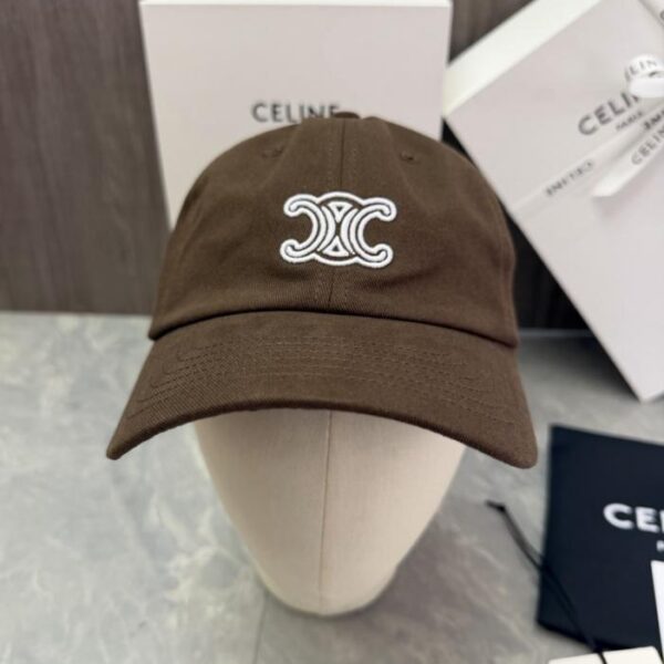 réplica,joyas,joyería,1:1,replica,fake,lujo,barato Se trata de un sombrero CELINE hecho a medida que luce el icónico logotipo de la doble C del Triunfo de la marca bordado en el cuerpo.