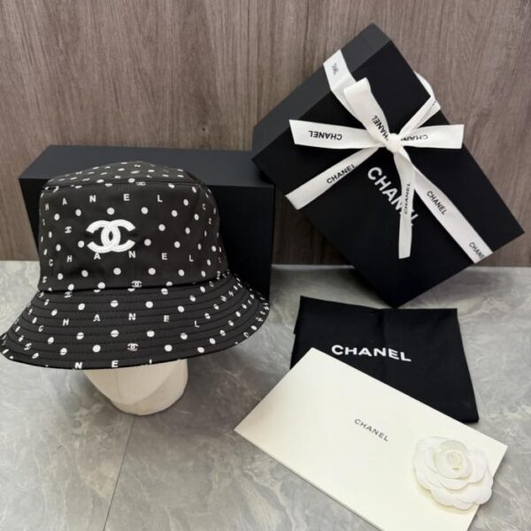 réplica,joyas,joyería,1:1,replica,fake,lujo,barato Sombrero tipo pescador original de CHANEL hecho a medida con un estampado de lunares negros, letras CHANEL dispersas y un mini logotipo de doble C (25T6B4).