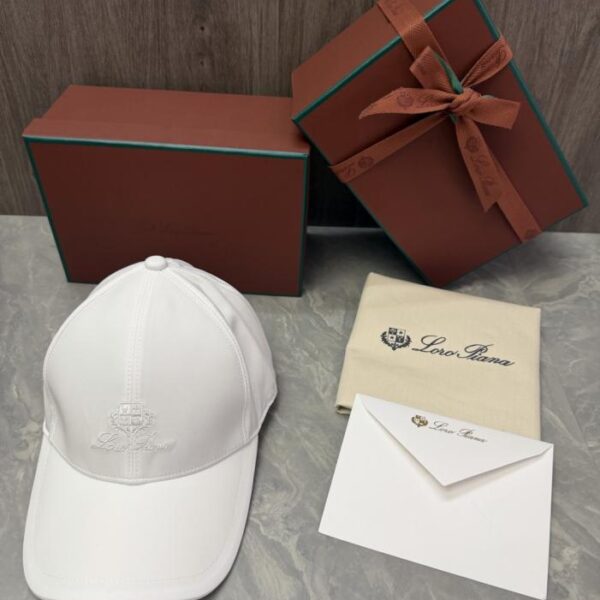 réplica,joyas,joyería,1:1,replica,fake,lujo,barato La gorra de béisbol Loro Piana Storm System luce el logotipo del escudo de la marca bordado en la parte delantera, junto con la inscripción manuscrita Loro Piana (UEWLW2).