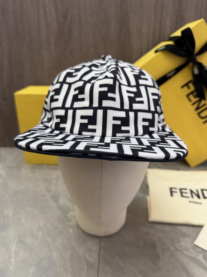 réplica,joyas,joyería,1:1,replica,fake,lujo,barato réplica,joyas,joyería,1:1,replica,fake,lujo,barato Gorra de béisbol Fendi original, hecha a medida, con visera plana, un estilo clásico que siempre se vende en las tiendas (STECBO).
