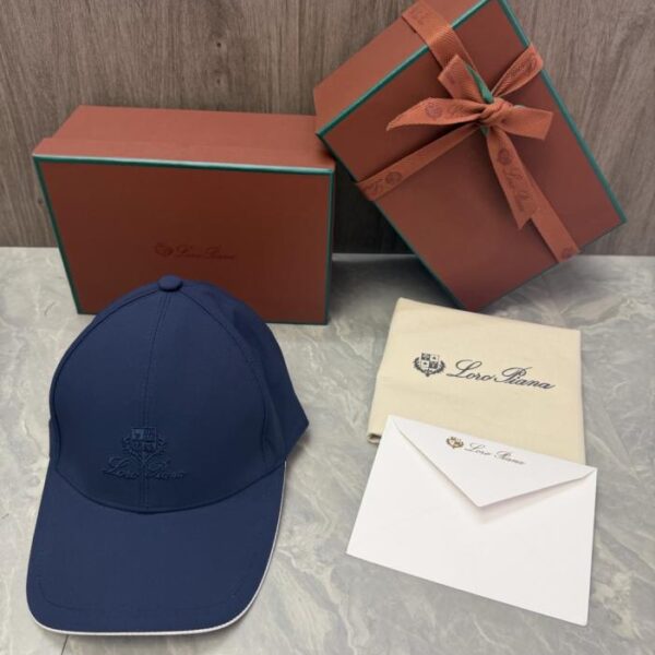 réplica,joyas,joyería,1:1,replica,fake,lujo,barato La gorra de béisbol Loro Piana Storm System luce el emblema de la marca en forma de escudo y el logotipo Loro Piana (VBGIHW) escrito a mano en la parte delantera.