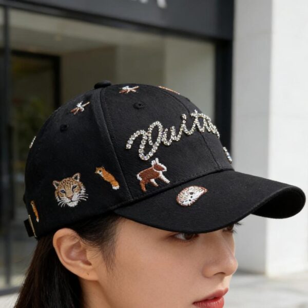 réplica,joyas,joyería,1:1,replica,fake,lujo,barato Gorra de béisbol LV con estampado de perro bordado, con un adorable diseño de cachorros por toda la prenda, firma manuscrita y bordado de diamantes de imitación (H0D0KO).