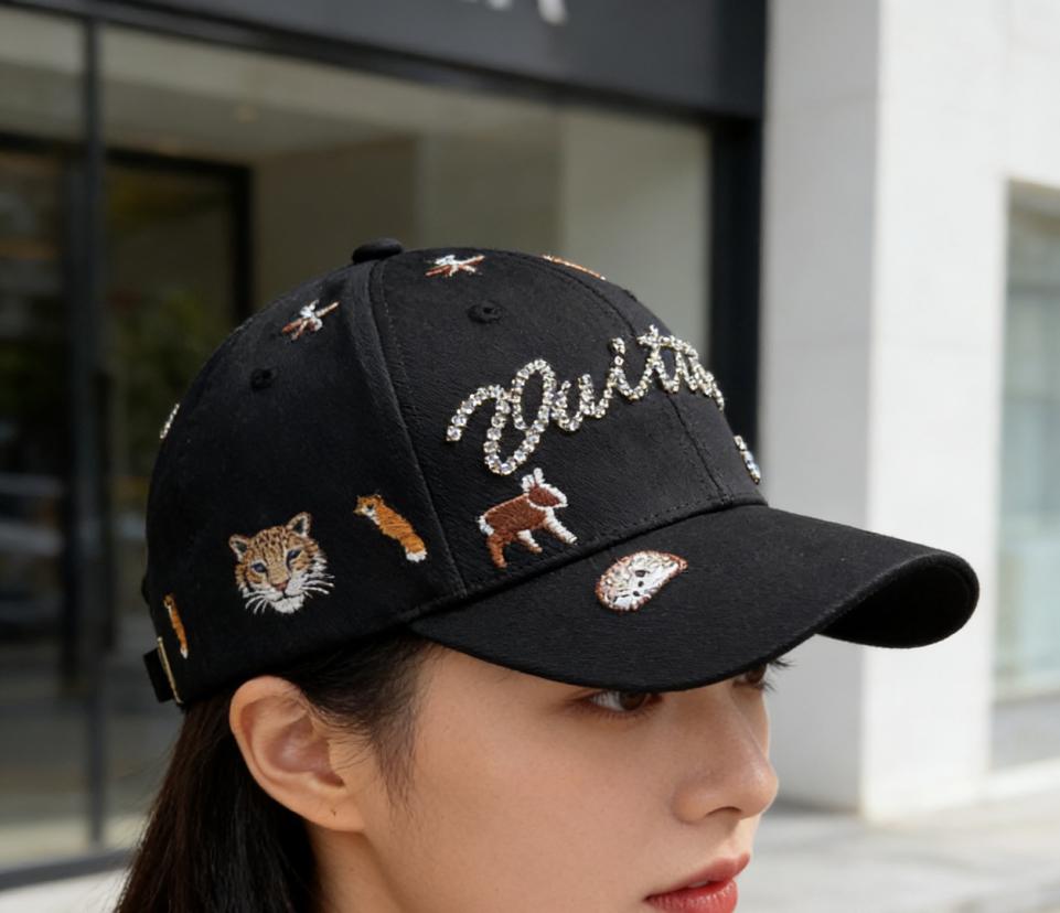 réplica,joyas,joyería,1:1,replica,fake,lujo,barato réplica,joyas,joyería,1:1,replica,fake,lujo,barato Gorra de béisbol LV con estampado de perro bordado, con un adorable diseño de cachorros por toda la prenda, firma manuscrita y bordado de diamantes de imitación (H0D0KO).