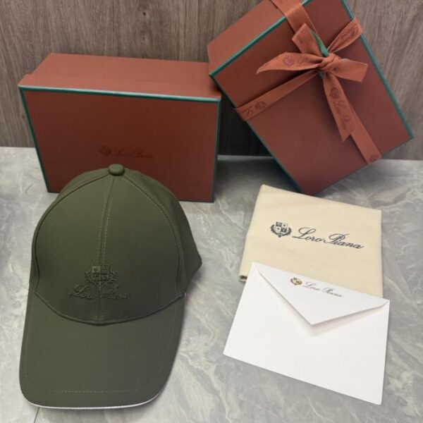 réplica,joyas,joyería,1:1,replica,fake,lujo,barato La gorra de béisbol Loro Piana Storm System luce el emblema de la marca en forma de escudo y la inscripción manuscrita Loro Piana (89L8YE) en la parte delantera.