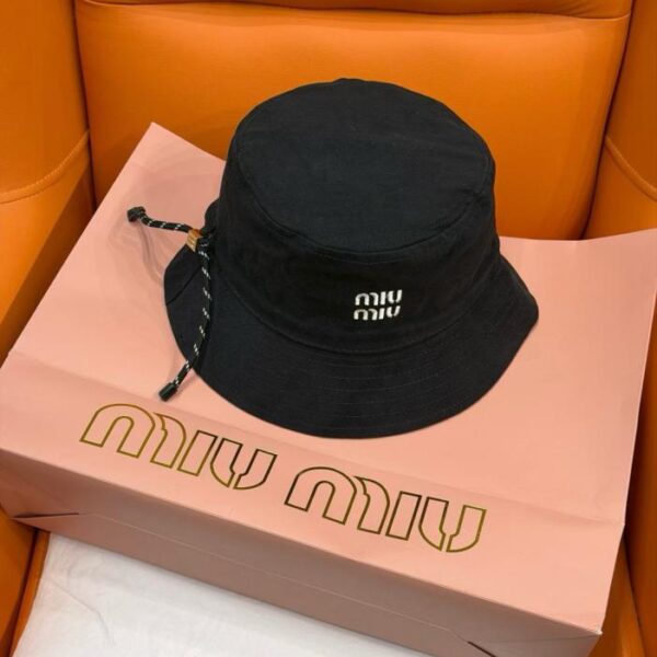 réplica,joyas,joyería,1:1,replica,fake,lujo,barato Sombrero tipo cubo negro con cordón ajustable y bordado de Miu Miu (NSXDTG)