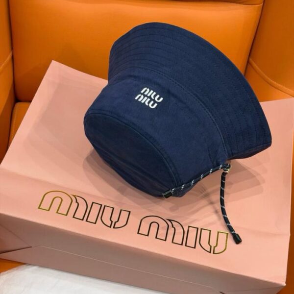 réplica,joyas,joyería,1:1,replica,fake,lujo,barato Gorro de pescador Miu Miu negro con cordón ajustable y bordado (S26IFR)